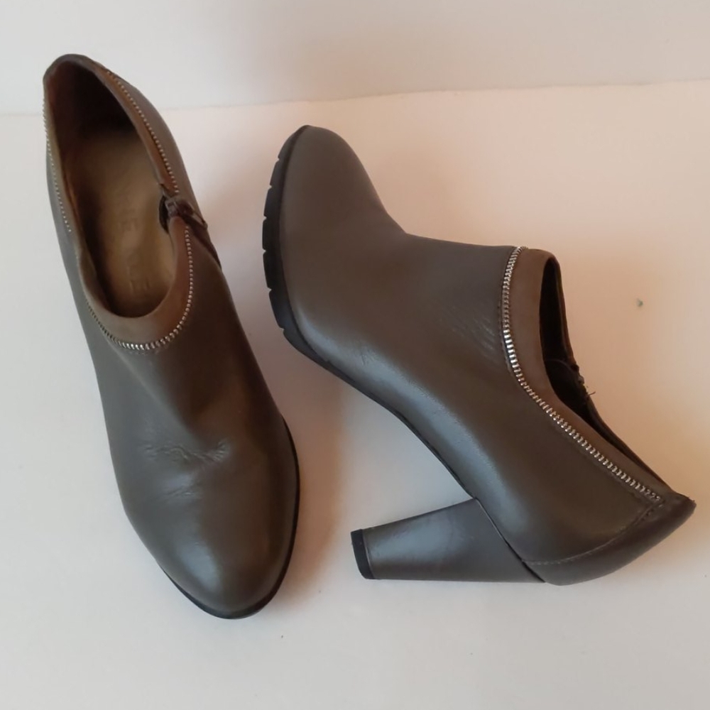 Anne Klein gray leather ankle booties-sz 10M